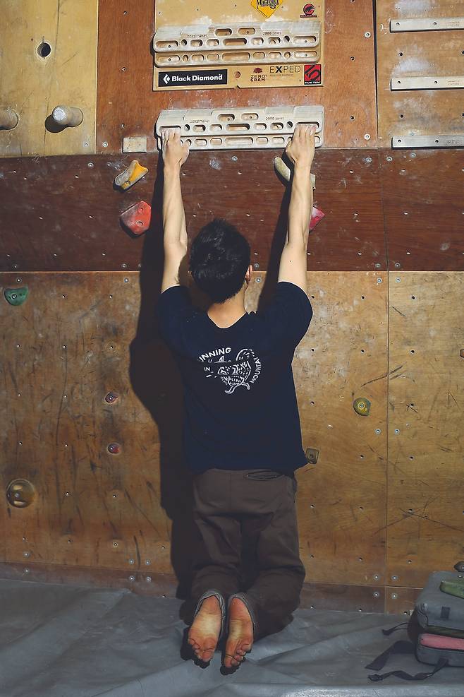 어깨관절 근육을 이용해 어깨를 조이듯 매달려야 부상의 위험이 낮고, 단련 효과도 높다.