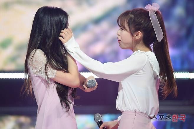 MBC 뮤직 '쇼 챔피언' 무대에 오른 오마이걸 아린, 승희. 사진=윤수정 기자 pic@hankooki.com