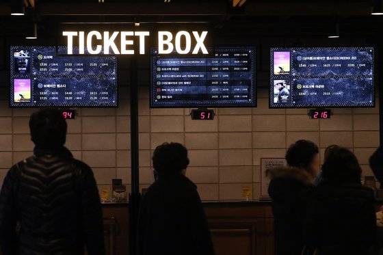 마음이 허둥대는 날엔 영화가 좋다. 한편의 좋은 영화를 보고 나면 내 마음이 정화되기도 하고 화사하게 바뀌기도 한다. 사진은 서울의 한 영화관 티켓부스. <저작권자(c) 연합뉴스, 무단 전재-재배포 금지>