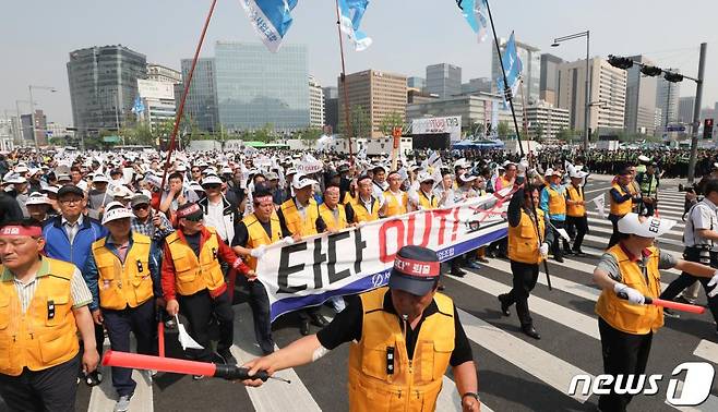 개인택시운송사업조합 소속 조합원들이 15일 오후 서울 광화문 광장에서 열린 타다(TADA) 퇴출 요구 집회를 마친 뒤 청와대까지 행진하고 있다. / 사진=뉴스1