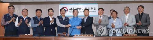 서울 버스 오늘 정상 운행합니다 (서울=연합뉴스) 박동주 기자 = 서울 시내버스 노사가 15일 파업을 불과 2시간 앞두고 임금단체협약 협상을 타결, 서종수 노조위원장(왼쪽 다섯번째부터), 박원순 서울시장, 피정권 운송사업조합 이사장 등이 기념촬영을 하고 있다. 2019.5.15