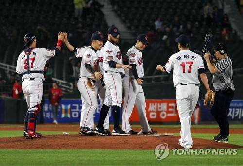 롯데 사직 승리 (부산=연합뉴스) 김재홍 기자 = 14일 부산 사직야구장에서 열린 프로야구 롯데 자이언츠와 LG 트윈스 경기에서 4-0 승리를 거둔 롯데가 승리를 자축하고 있다. 2019.5.14 pitbull@yna.co.kr