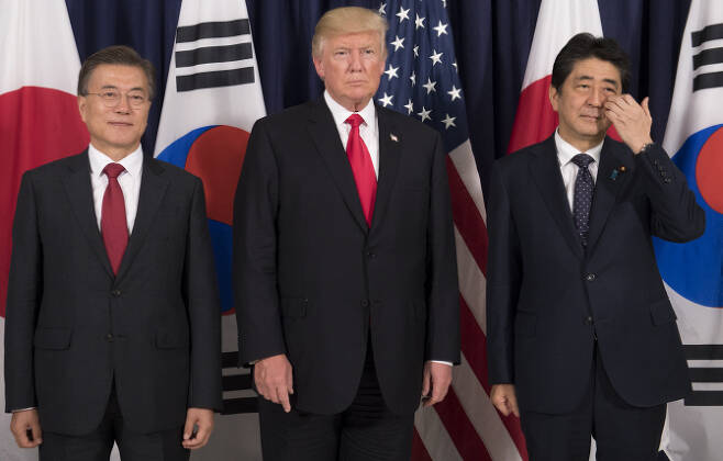 △(왼쪽부터) 문재인 대통령, 도널드 트럼프 미국 대통령, 아베 신조 일본 총리가 2017년 7월 함부르크에서 열린 주요 20국가 정상회담에 참여하기 전 사진을 찍고 있다. [사진=AFP제공]