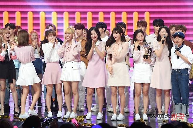 MBC 뮤직 '쇼 챔피언' 무대에 오른 오마이걸. 사진=윤수정 기자 pic@hankooki.com
