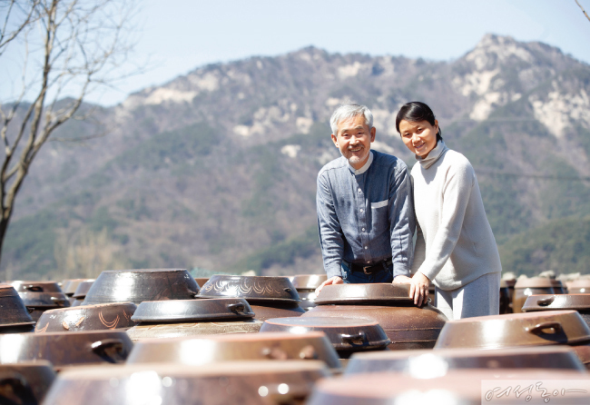 김윤세 인산가 회장과 아내 우성숙 인산연수원장이 죽염수로 담근 장을 살펴보고 있다.