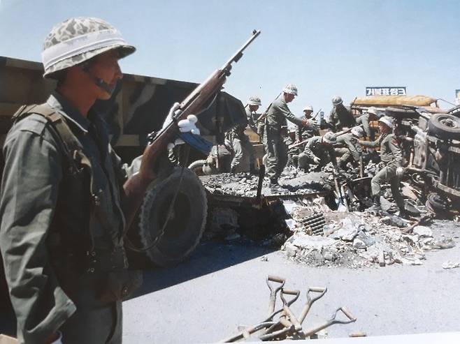 5·18 당시 계엄군들이 카빈 소총을 들고 있는 모습. 그동안 계엄군들은 M16 소총을 사용했다는 것으로 인식됐던 것과 다르다. <한겨레> 자료사진