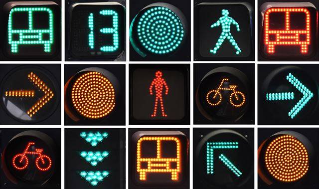 교통 신호등의 형태와 용도가 갈수록 다양해지고, 그 숫자 또한 늘고 있다. 복잡한 도시의 교통 흐름을 효과적으로 제어하기 위해서다. 그러나 한편으론 이 같은 신호등의 진화가 초행길 운전자나 초보, 고령 운전자들에게 오히려 혼란을 줄 가능성도 적지 않다. 전문가들은 과도한 신호등 설치가 운전자의 판단을 방해할 수도 있으므로 특정 신호를 특정 위치에서만 확인할 수 있는 장치가 필요하다고 지적한다. 사진은 서울시내에 설치된 신호등의 다양한 모양.