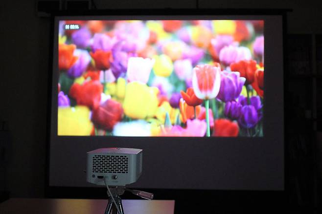 빔 프로젝터는 실내를 영화관 처럼 꾸미는 데 유용한 기기다