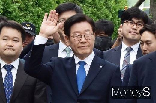 무죄를 선고 받은 이재명 경기지사가 16일 경기도 성남시 수정구 산성대로 수원지방법원 성남지원에서 열린 직권남용· 공직선거법 위반 혐의 관련 선고공판을 마치고 지지자들 쪽을 향해 손을 흔들고 있다. /사진=임한별 기자
