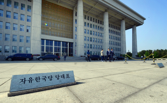 텅 빈 여야 지도부 주차장 - 패스트트랙 지정에 대한 자유한국당의 국회 보이콧으로 여야는 4월 임시국회를 빈손으로 허비한 데 이어 5월 임시국회 의사일정조차 잡지 못하고 있다. 15일 서울 여의도 국회 본관 앞 여야 지도부 전용 주차장이 텅 비어 있다. 정연호 기자 tpgod@seoul.co.kr