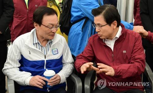 대화하는 이해찬과 황교안 (서울=연합뉴스) 김인철 기자 = 더불어민주당 이해찬 대표(왼쪽)와 자유한국당 황교안 대표가 1일 오전 서울 영등포구 여의도공원에서 열린 한국노총 노동절 마라톤대회에서 대화하고 있다. 2019.5.1 yatoya@yna.co.kr