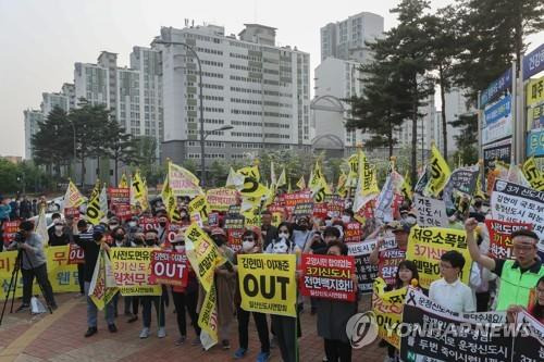 3기 신도시 반대 집회 (파주=연합뉴스) 임병식 기자 = 12일 경기도 파주시 운정행정복지센터 앞에서 고양 일산신도시 연합회와 파주 운정신도시 연합회, 인천 검단 신도시 연합회 주민들이 집회를 열고 3기 신도시 계획을 규탄하는 구호를 외치고 있다. 2019.5.12