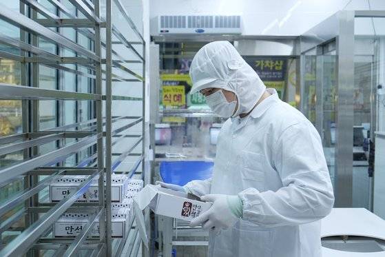 지난 15일 강원 속초시 만석닭강정(시장1호점). 직원이 검수실에서 닭강정 상자를 들여다 보고 있다. 남궁민 기자