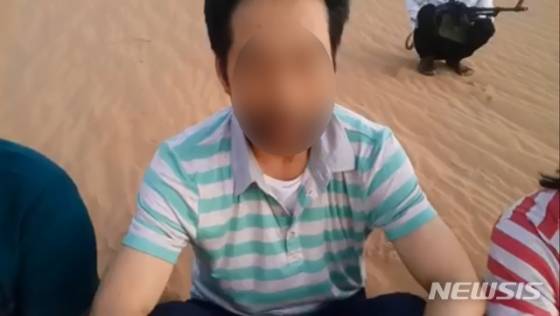 【서울=뉴시스】 외교부가 1일 "지난달 6일 리비아 서부 자발 하사우나 지역에서 우리 국민 1명과 필리핀인 3명이 무장민병대에 납치돼 억류 중"이라고 밝혔다.   외교부 당국자는 이날 "'218뉴스'라는 리비아 유력매체 페이스북 계정에는 피해자로 보이는 이들의 모습이 담긴 영상이 공개됐으며 대사관 직원이 발견해 알려왔다"고 말했다. 사진은 218뉴스 페이스북에 게재된 영상 캡쳐. 2018.08.01. (사진=218뉴스 페이스북 영상 캡쳐)   photo@newsis.com  <저작권자ⓒ 공감언론 뉴시스통신사. 무단전재-재배포 금지.>
