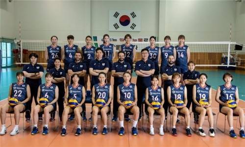 VNL에 참가하는 여자배구 대표팀 선수와 코치진 VNL 3주차에 합류하는 김연경(왼쪽에서 5번째)도 프로필 사진 촬영에 동참했다. [대한배구협회 제공]