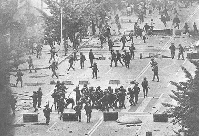 5·18 민주화운동 때 군인들이 광주 금남로에서 시민들을 공격하고 있다.