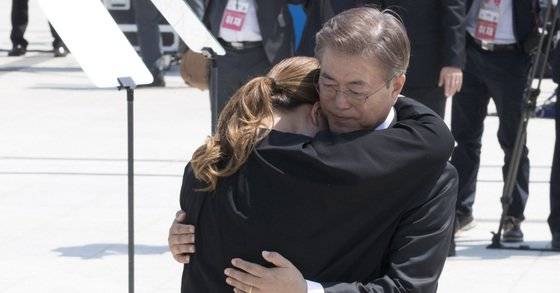 문재인 대통령이 2017년 5월 18일 광주 북구 국립 5·18민주묘지에서 열린 제37주년 5·18광주민주화운동 기념식에서 유족인 김소형씨를 위로하고 있다. [연합뉴스]