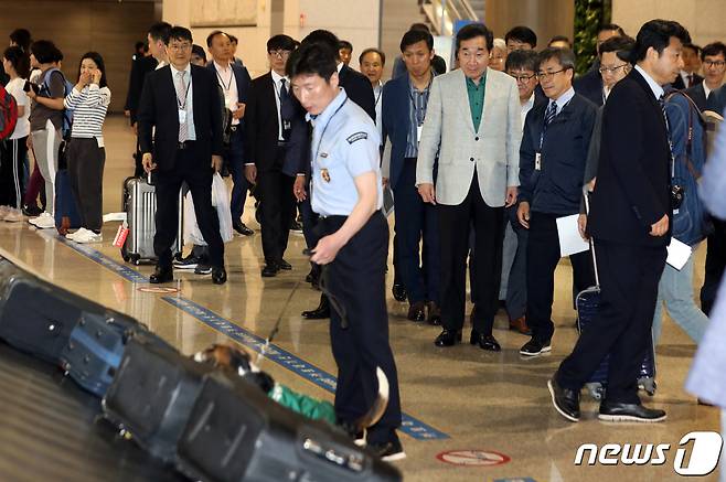 이낙연 국무총리가 18일 오후 인천국제공항 아프리카돼지열병 국경검역장을 방문해 세관직원의 탐지 활동을 살펴보고 있다. 2019.5.18/뉴스1 © News1 황기선 기자