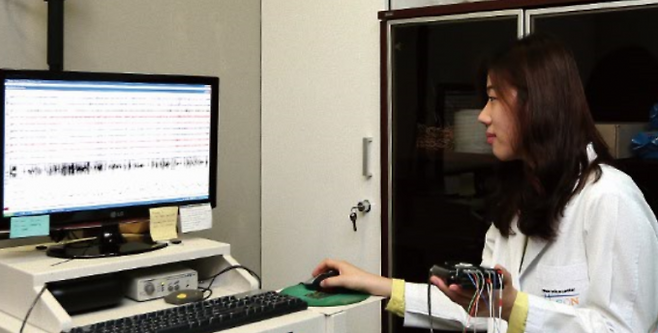 랩이나 노래를 할 때 가슴부터 얼굴까지 분포하는 근육을 모두 사용하게 된다. 19개 대표 근육부위에 전극을 달아 긴장도를 파형으로 보는 ′발성역학다차원측정법′을 사용하면 노래할 때 나타나는 습관을 확인할 수 있다. 사진 남윤중