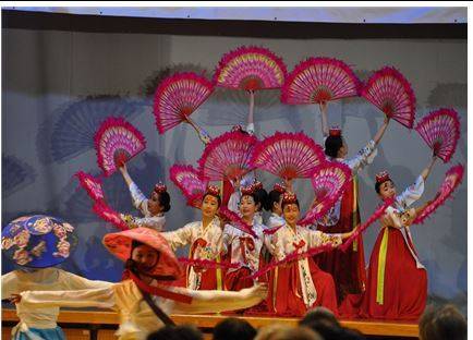 도쿄한국학교 무용부 학생들이 18일 고즈시마에서 열린 제50회 줄리아제에서 부채춤을 추고 있다. 도쿄한국학교