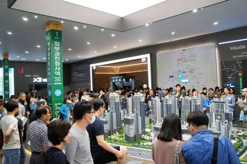 과천자이 견본주택 방문객들 [GS건설 제공]