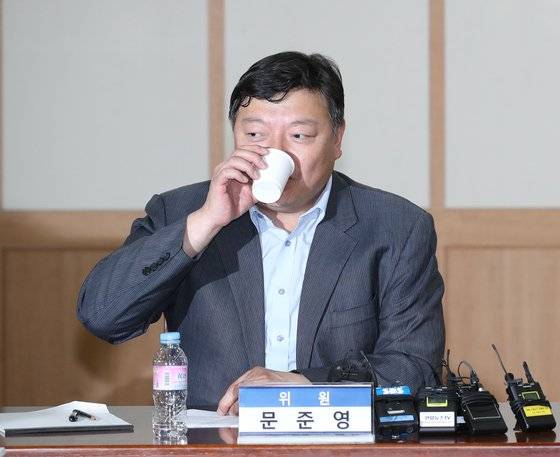20일 오후 정부과천청사 법무부 대회의실에서 문준영 법무부 검찰과거사위원회(과거사위) 위원이 '장자연 사건' 관련 최종 심의 결과를 발표하며 물을 마시고 있다. 이날 김갑배 과거사위원장이 회의에 불참하면서 문준영 위원이 발표를 대신 맡았다. [연합뉴스]