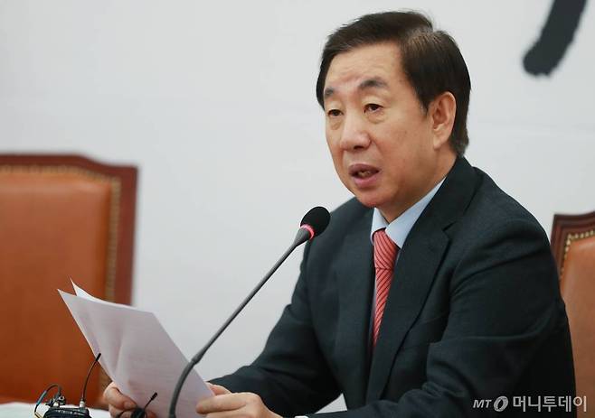 자녀  KT 특혜채용 의혹이 불거진 김성태 자유한국당 전 원내대표가 지난해 12월20일 오전 서울 여의도 국회에서 반박 기자회견을 하고 있다. / 사진=이동훈 기자 photoguy@