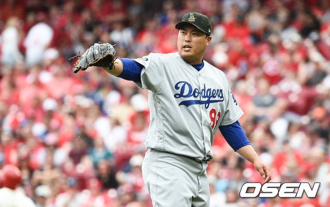 [OSEN=신시내티(미국),박준형 기자]7회말 1사 신시내티 페라자의 3루수 앞 땅볼때 류현진이 터너를 향해 손짓하고 있다. / soul1014@osen.co.kr