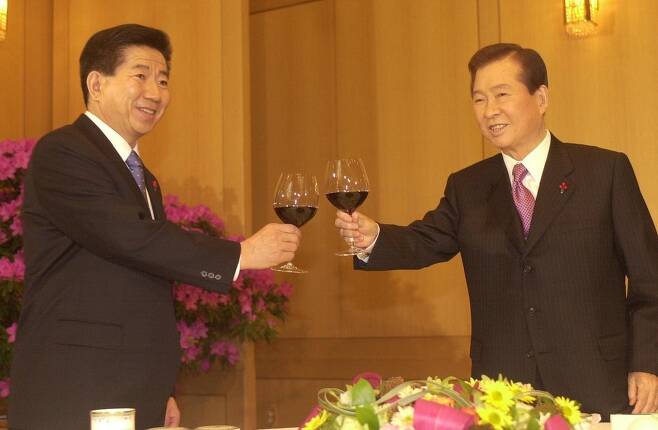 2002년 12월 김대중 대통령이 노무현 대통령 당선자를 청와대에서 만나 함께 점심을 들며 술잔을 부딪치고 있다.