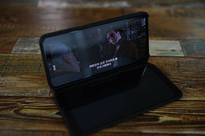 화면을 90도로 열어 거치대 처럼 사용하는 것이 가능하다