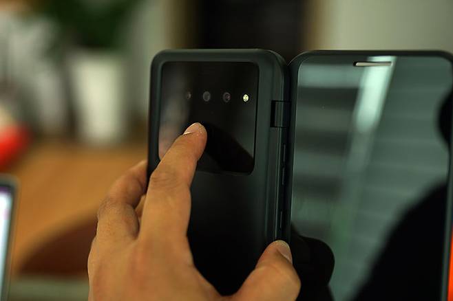 화면을 연 상태로 사진을 촬영하거나 지문 인식 센서를 이용하는 것이 조금은 번거롭다