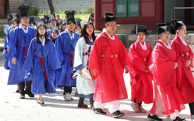 급제자들이 명륜당을 도는 유가행렬을 하고 있다. 우상조 기자