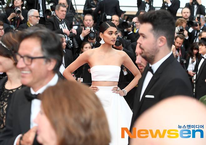 ‘제발 잠깐만~’ 닐람 길, 애처로운 칸 레드카펫