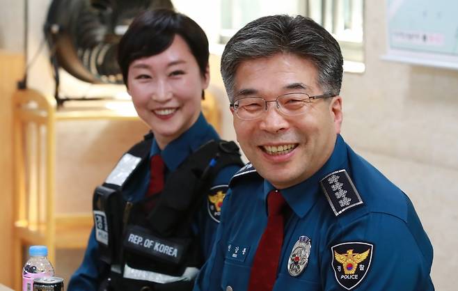 민갑룡 경찰청장이 5월10일 오후 서울 마포경찰서 홍익지구대를 찾아 지구대 대원들과 간담회를 갖고 있다. ⓒ 연합뉴스