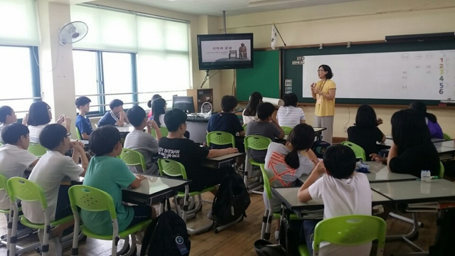 서울의 한 초등학교에서 한 찾아가는 일본군 위안부 역사교육하는 장면. <한겨레> 자료사진.