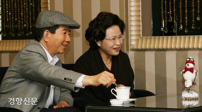 영화 ‘괴물’ 관람을 위해 서울 을지로 롯데시네마를 찾은 노무현 대통령 부부가 영화관람 전 차를 마시고 있다. 2006.12.23ⓒ 장철영