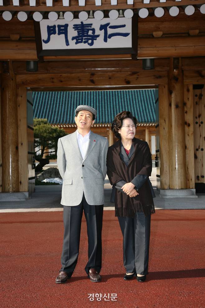 영화 ‘괴물’ 관람을 마친  노전 대통령 부부가 청와대 관저앞에서 대화를 나누고 있다. 2006.12.23ⓒ 장철영