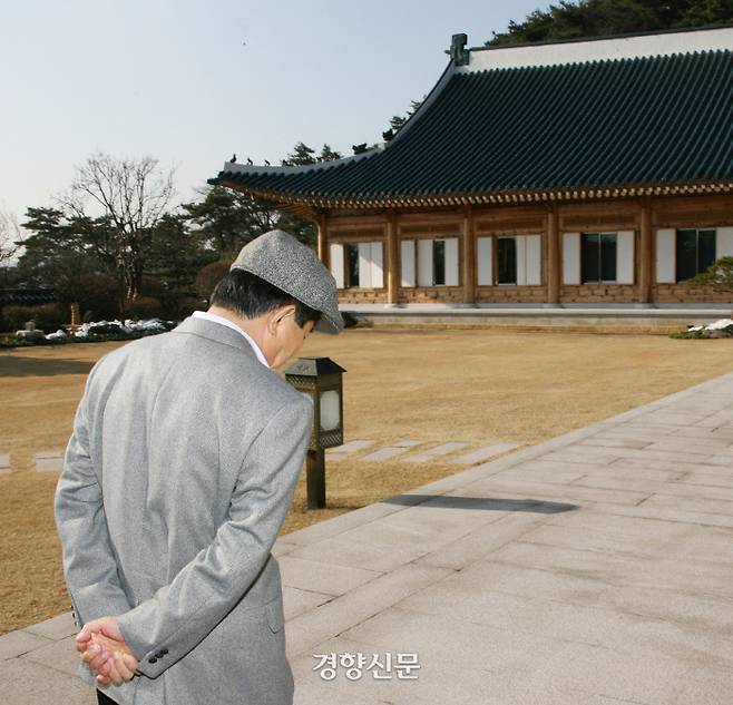 영화 ‘괴물’ 관람을 마친  노무현 대통령이 청와대 관저로 들어가고 있다. 2006.12.23ⓒ 장철영