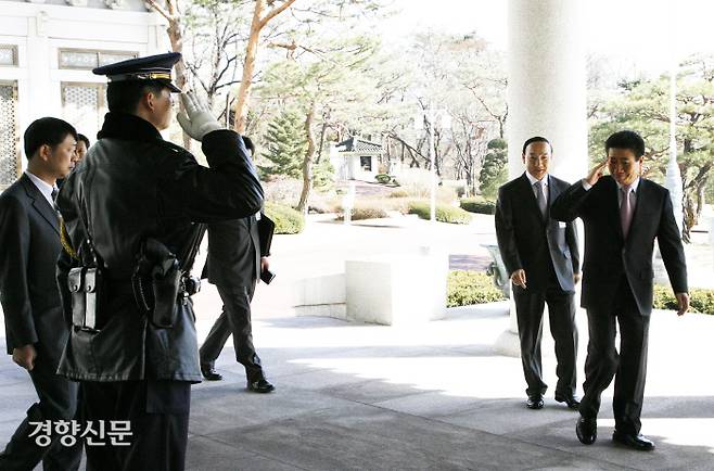 노무현 대통령이 청와대 녹지원 산책을 마친 후 본관으로 들어가다 경비 중인 경찰의 거수경례를 받고 있다. 2007.2.23ⓒ 장철영