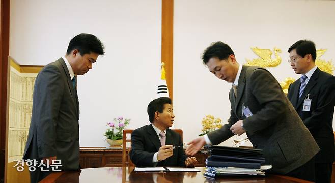 노무현 대통령이 청와대 본관 집무실에서 결재를 하는 도중 김경수 비서관(오른쪽)과 대화를 나누고 있다. 2007.2.23ⓒ 장철영