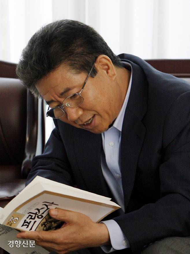 진해공관에서 휴가 중인 노무현 전 대통령이 프랑스 역사 관련 서적을 읽고 있다. 2007.5.13ⓒ 장철영