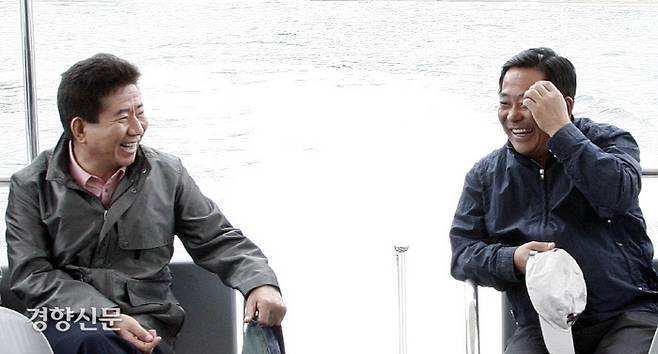 진해 공관에서 휴가 중인 노무현 대통령이 대통령 전용 배(귀빈정)에서 강금원 후원회장과 대화를 나누다 환히 웃고 있다.2007.9.23 ⓒ 장철영