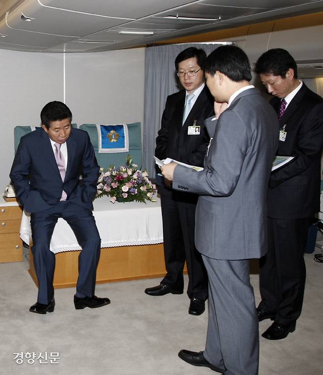 노무현 대통령이 해외순방을 위해 호주로  출발하기 전 서울공항 기내에서 김경수 연설비서관, 문용욱 부속실장(뒷모습), 오상호 의전비서관으로부터 보고를 받고 있다. 2007.9.6ⓒ 장철영