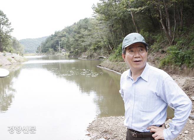 경남 김해 진영읍을 찾은 노무현 대통령이 봉화산 등산을 하다 저수지 근처에서 휴식을 취하고 있다. 2007.9.22ⓒ 장철영