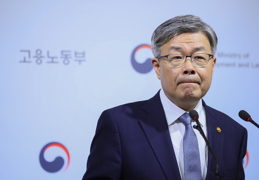 이재갑 고용노동부 장관이 22일 세종시 정부세종청사에서 국제노동기구(ILO) 핵심협약 비준과 관련해 정부 입장을 설명한 뒤 취재진의 질문을 듣고 있다.