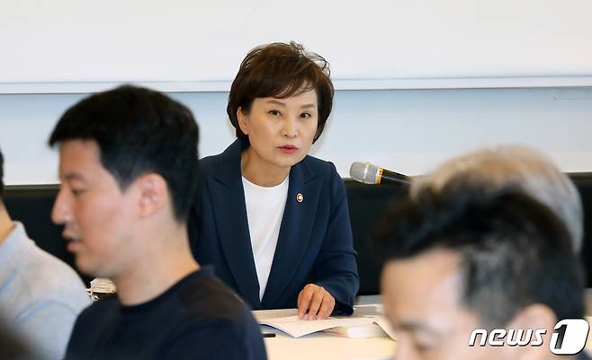 김현미 국토교통부 장관이 23일 세종시에서 출입기자단과 기자간담회를 갖고 있다. 2019.5.23/뉴스1 © News1 장수영 기자