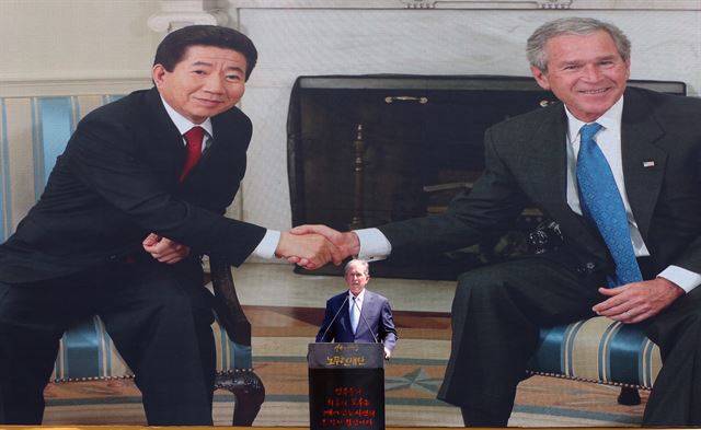 부시 전 미국 대통령이 23일 오후 경남 김해 봉하마을에서 노무현 전 대통령 서거 10주기 추도사를 하고 있다. 추도사할 때 대형 모니터에 노 전 대통령과 부시 전 미국 대통령이 재임 당시 한미정상회담에서 악수하는 모습이 나오고 있다. 김해=전혜원 기자