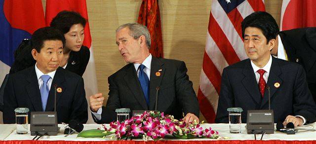 2006년 APEC 정상회의에 참석한 고 노무현 전 대통령이 하노이 쉐라톤호텔에서 조지 부시 당시 미국 대통령과 대화하고 있다. 한국일보 자료사진