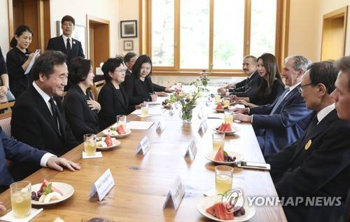 부시 전 대통령과 환담하는 김정숙 여사 (서울=연합뉴스) 권양숙 여사와 김정숙 여사가 23일 오후 경남 봉하마을 노무현 전 대통령 사저에서 노 전 대통령 서거 10주기 추도식에 참석하기 위해 온 부시 전 미국 대통령을 만나고 있다.       사전 환담에는 이낙연 국무총리와 더불어민주당 이해찬 대표 등도 참석했다. 2019.5.23 [청와대 제공] photo@yna.co.kr