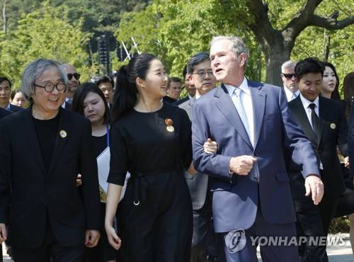 노무현 전 대통령 묘역 참배 마친 부시 전 미국 대통령 (서울=연합뉴스) 23일 경남 김해시 진영읍 봉하마을에서 열린 고(故) 노무현 전 대통령 10주기 추모식에서 부시 전 미국 대통령이 노 전 대통령 묘역 참배를 마치고 노 전 대통령의 손녀 노서은 양과 이동하고 있다. 2019.5.23 [노무현재단 제공] photo@yna.co.kr